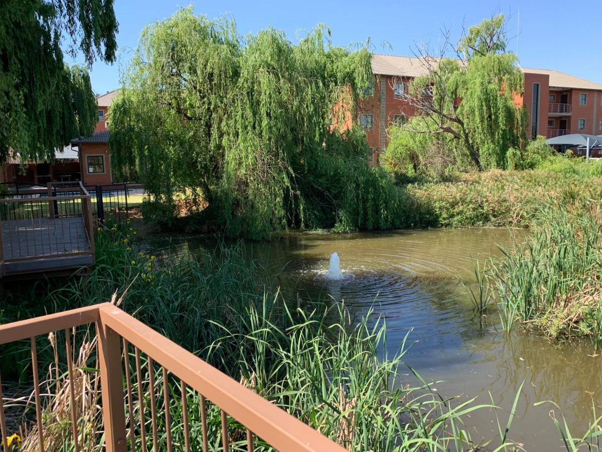 Or Tambo Self Catering Apartments, The Willows Boksburg Eksteriør billede