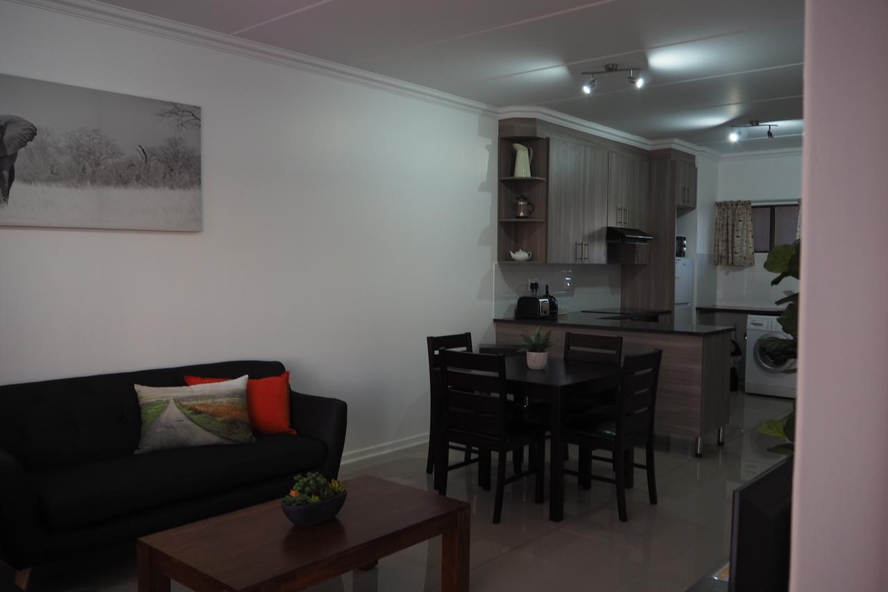 Or Tambo Self Catering Apartments, The Willows Boksburg Eksteriør billede
