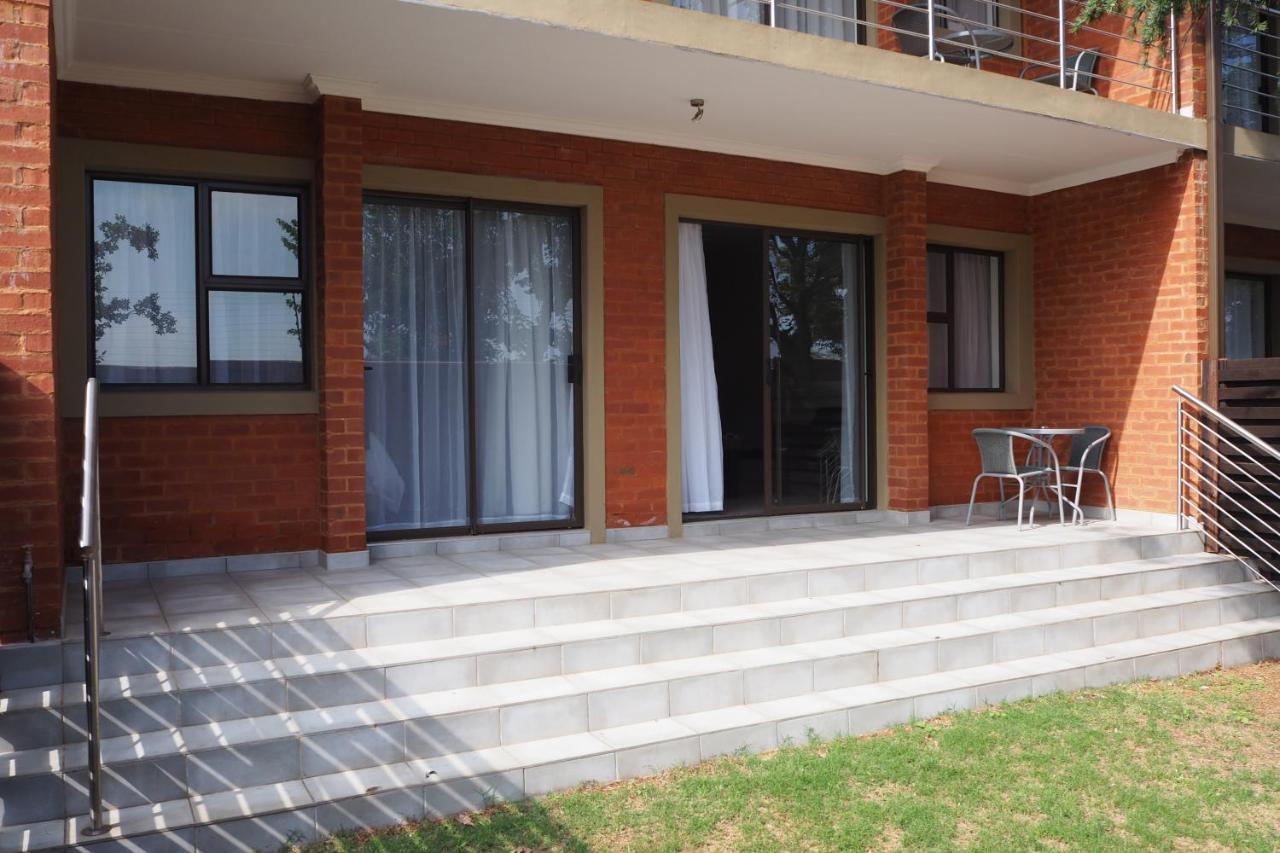 Or Tambo Self Catering Apartments, The Willows Boksburg Eksteriør billede