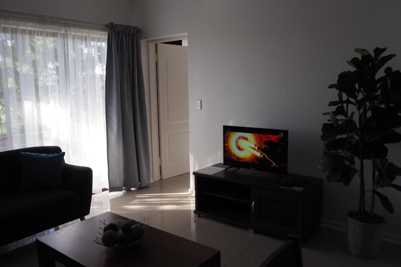 Or Tambo Self Catering Apartments, The Willows Boksburg Eksteriør billede
