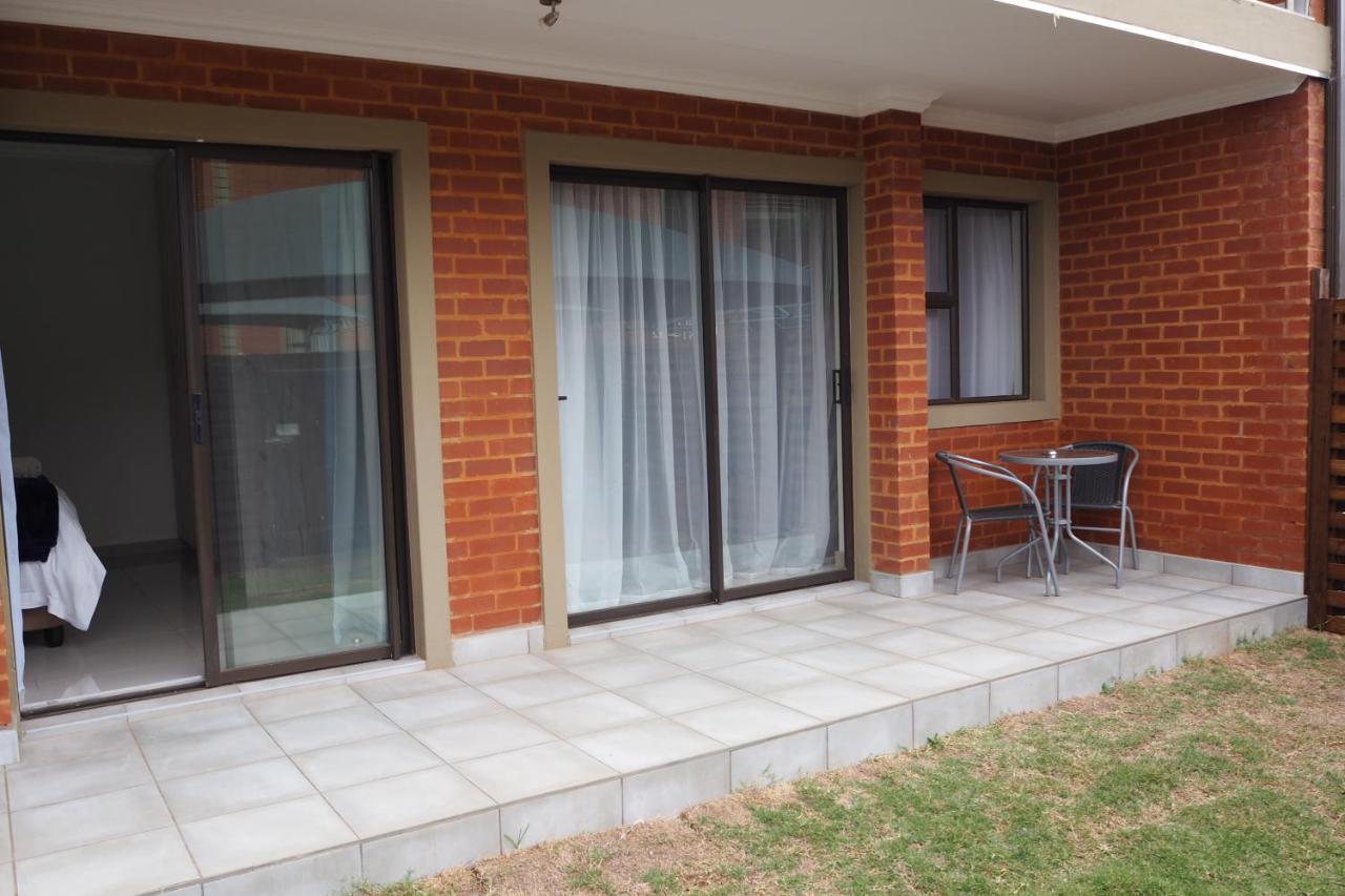 Or Tambo Self Catering Apartments, The Willows Boksburg Eksteriør billede