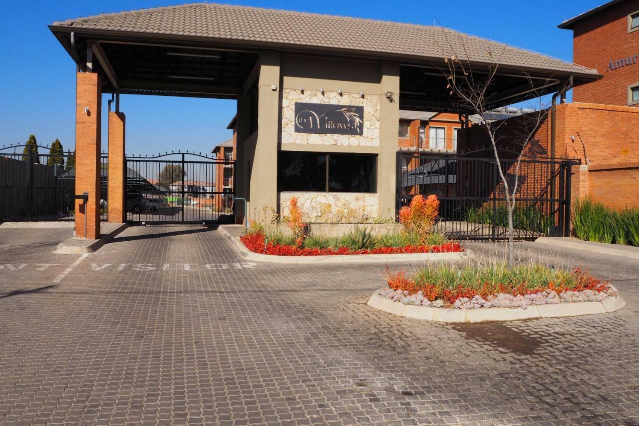 Or Tambo Self Catering Apartments, The Willows Boksburg Eksteriør billede