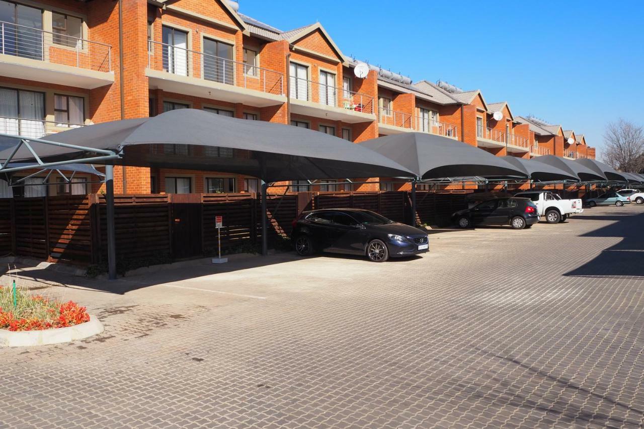 Or Tambo Self Catering Apartments, The Willows Boksburg Eksteriør billede